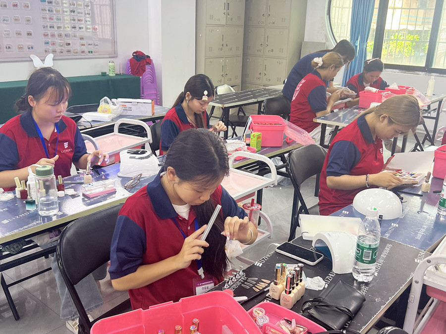 新手打磨甲片的技巧，南寧美甲訓(xùn)練