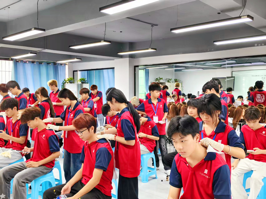 美發(fā)洗護(hù)精油按摩肩頸的好處，廣西洗護(hù)專業(yè)學(xué)校講解