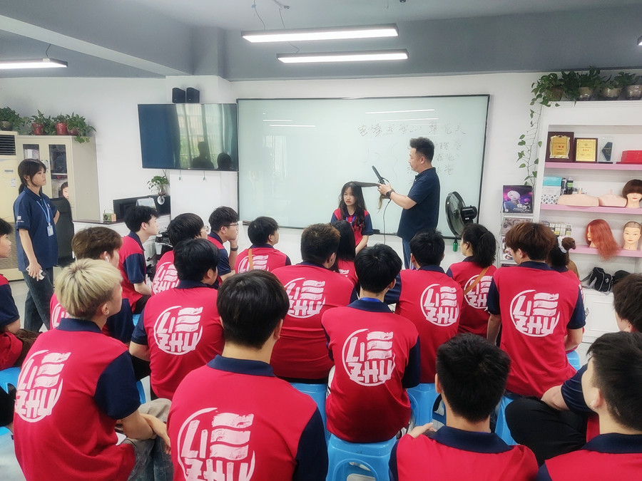 通用燙發(fā)后打理技巧，廣西燙染專業(yè)學(xué)校分享