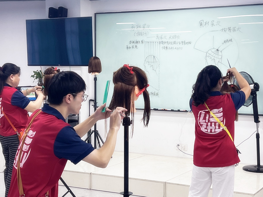 圓形層次修剪是什么？廣西美發(fā)造型學(xué)校為你解答