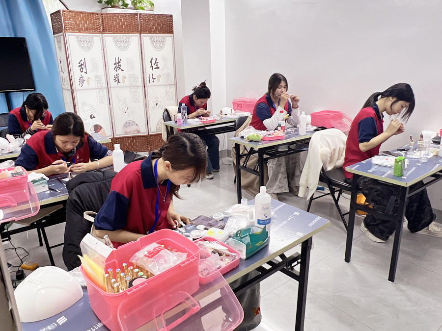 南寧美甲進(jìn)修班畢業(yè)模擬考