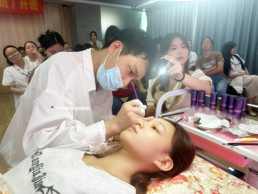 廣西紋繡市場(chǎng)：操作紋繡眉型的方法