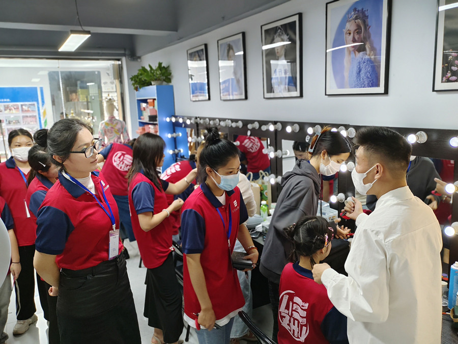 廣西化妝課堂：每次點評都是技術(shù)提升的跳板