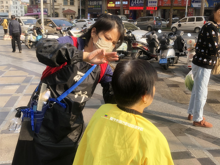 南寧剪發(fā)培訓(xùn)：新手如何挑選美發(fā)剪刀？