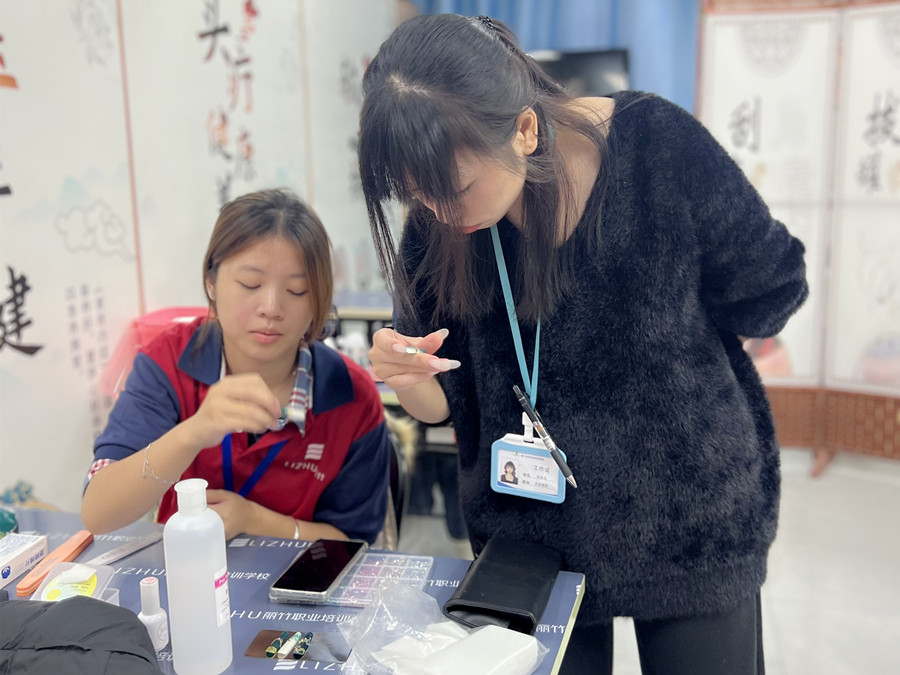 輕奢綠色貓眼美甲，南寧專業(yè)美甲學(xué)校學(xué)員作品