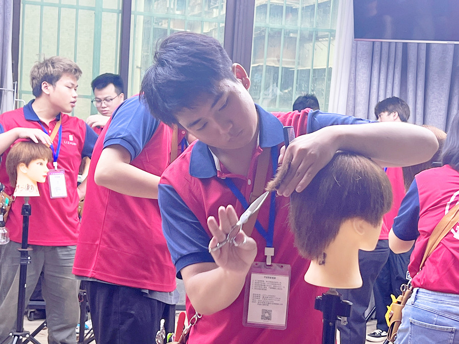 新手學(xué)剪發(fā)：美發(fā)剪刀的正確拿法