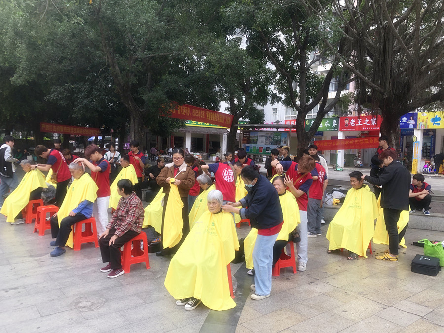 南寧美發(fā)學校外出實踐活動，檢驗學員技術能力