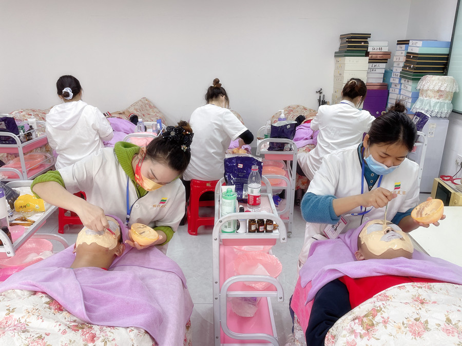 南寧美容師培訓：新手敷軟膜的技巧