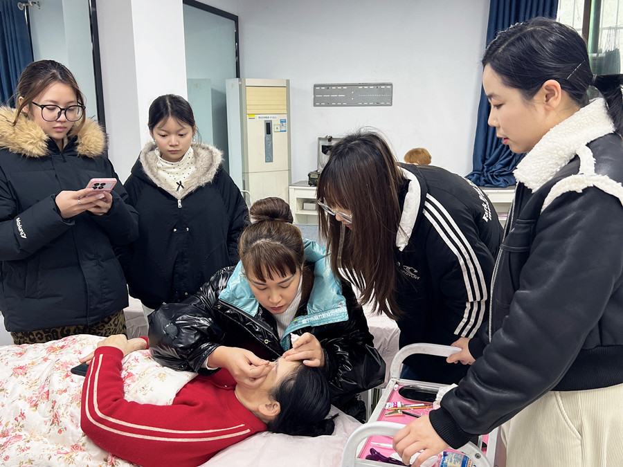 在南寧學紋繡，解鎖美業(yè)新技能