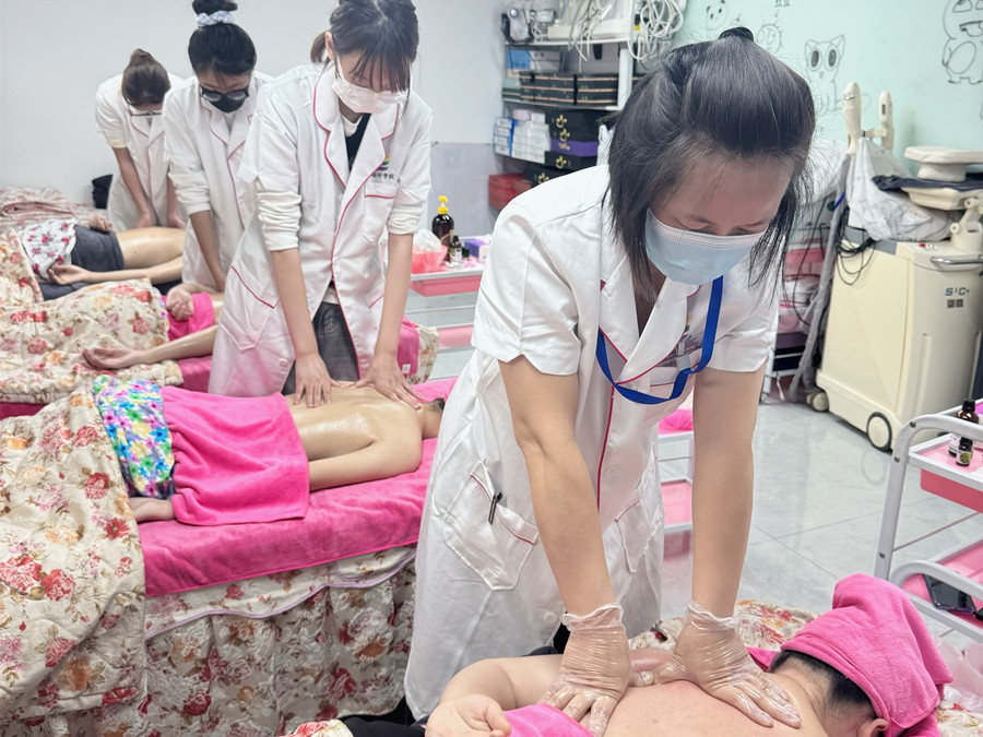 肩胛骨按摩真人實操，南寧美容培訓(xùn)練習(xí)